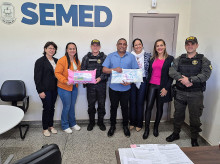Secretário Nílson e servidoras da Semed receberam as doações das mãos do comandante do DOF e do presidente do Grêmio Águia da Fronteira. Divulgação/Assecom