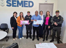 Secretário Nílson e servidoras da Semed receberam as doações das mãos do comandante do DOF e do presidente do Grêmio Águia da Fronteira. Divulgação/Assecom