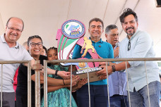 Vice-governador Barbosinha, prefeito Marçal Filho e secretário estadual de Cultura Marcelo Miranda entregam troféu a vencedora na categoria infantil. Fotos: A. Frota