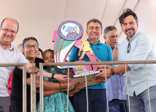 Vice-governador Barbosinha, prefeito Marçal Filho e secretário estadual de Cultura Marcelo Miranda entregam troféu a vencedora na categoria infantil. Fotos: A. Frota