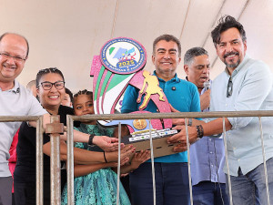Vice-governador Barbosinha, prefeito Marçal Filho e secretário estadual de Cultura Marcelo Miranda entregam troféu a vencedora na categoria infantil. Fotos: A. Frota
