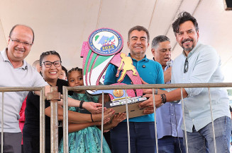 Vice-governador Barbosinha, prefeito Marçal Filho e secretário estadual de Cultura Marcelo Miranda entregam troféu a vencedora na categoria infantil. Fotos: A. Frota