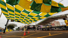 Palco está montado e a avenida Marcelino Pires está decorada com as cores do país para o desfile de 7 de Setembro, no domingo – Fotos: A.Frota