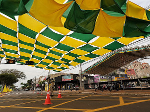 Palco está montado e a avenida Marcelino Pires está decorada com as cores do país para o desfile de 7 de Setembro, no domingo – Fotos: A.Frota