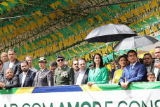 Do palanque oficial, autoridades do Executivo, Legislativo e Judiciário acompanharam a parada cívica– Fotos- A. Frota