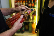 A Coordenadoria Estadual de Vigilância Sanitária divulgou nota reforçando que consumidores devem comprar apenas bebidas de marcas conhecidas, com rótulo e lacre originais – Foto: Divulgação