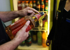 A Coordenadoria Estadual de Vigilância Sanitária divulgou nota reforçando que consumidores devem comprar apenas bebidas de marcas conhecidas, com rótulo e lacre originais – Foto: Divulgação