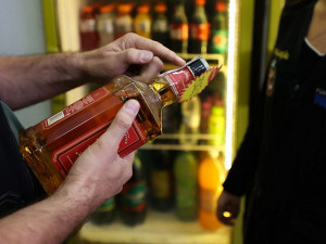 A Coordenadoria Estadual de Vigilância Sanitária divulgou nota reforçando que consumidores devem comprar apenas bebidas de marcas conhecidas, com rótulo e lacre originais – Foto: Divulgação