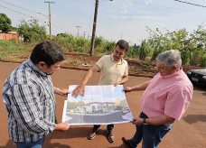 Prefeito Marçal Filho e secretários Márcio Figueiredo e Jorge de Lucia no local onde a obra será construída – Foto: A. Frota