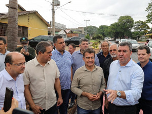 Marçal, Riedel e comitiva de parlamentares durante vistoria do recapeamento concluído no Grande Água Boa – Fotos: A. Frota