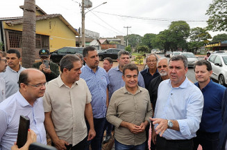Marçal, Riedel e comitiva de parlamentares durante vistoria do recapeamento concluído no Grande Água Boa – Fotos: A. Frota