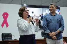 Secretária Shirley acompanhada com o palestrante da manhã Edivaldo Corrêa de Oliveira- Fotos: Assecom