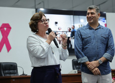 Secretária Shirley acompanhada com o palestrante da manhã Edivaldo Corrêa de Oliveira- Fotos: Assecom