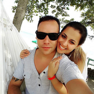 Tiago Barnabe e esposa