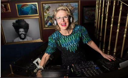 Conheça a DJ idosa de 81 anos que sacode pistas de dança com alegria