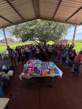 Entrega de absorventes é realizada na Aldeia Panambizinho
