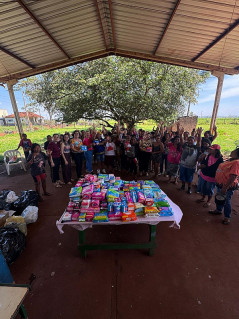 Entrega de absorventes é realizada na Aldeia Panambizinho