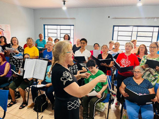 Ensaio do coral formado pelo projeto “É Por Você que Canto”, que se apresenta hoje no Shopping Avenida Center. Foto: Divulgação/Assecom