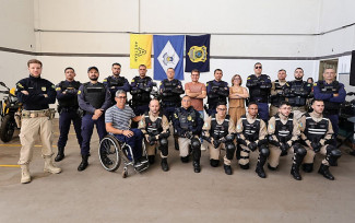 Após concluírem todas as etapas do curso, servidores recebem o certificado de Batedor. Fotos: A. Frota