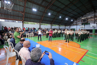 Marçal Filho discursando para a turma de formandos da Guarda Mirim que levou o seu nome. Foto: A. Frota