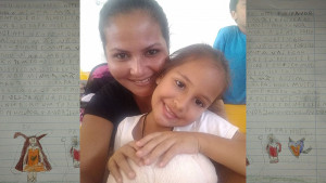 Mãe e filha e a cartinha com pedido que emocionou campo-grandenses. (Fotos: Arquivo Pessoal)