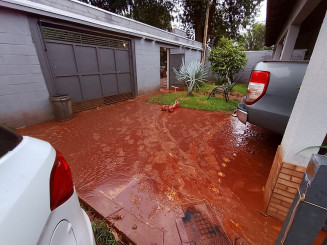 Cinco casas em desnível com a rua tiveram terrenos invadidos por enxurrada na Sitioca Campina Verde. Foto: Divulgação/Assecom