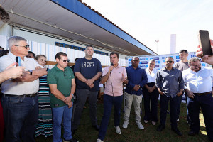 Prefeito e vereadores durante lançamento e início das obras na Escola Municipal Maria Conceição Angélica- Fotos: A. Frota