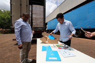 Prefeito Marçal Filho e secretário Nilson acompanham chegada de kits escolares da Reme e destacam que antecedência gera melhor organização interna e para as famílias- Fotos: A. Frota