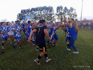 Equipe da AAVV garantiu a taça em uma final cheia de simbolismo, disputada no mesmo dia em que o município comemorou 90 anos de emancipação – Fotos: Assecom