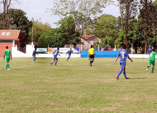 AAVV, de branco e azul, venceu neste domingo por quatro a um, a equipe do Esporte Clube Vila São Pedro