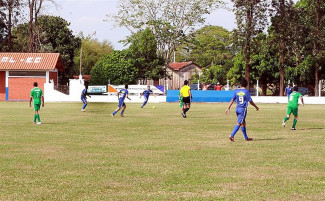 AAVV, de branco e azul, venceu neste domingo por quatro a um, a equipe do Esporte Clube Vila São Pedro
