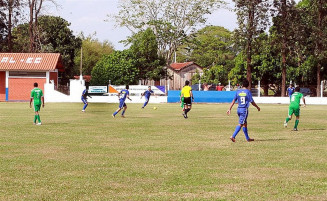 AAVV, de branco e azul, venceu neste domingo por quatro a um, a equipe do Esporte Clube Vila São Pedro