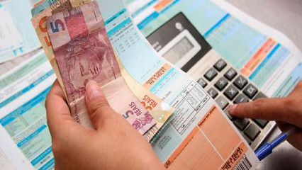 7 em cada 10 famílias brasileiras convivem com débitos de contas essenciais por mais de um ano