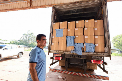 Uniformes e kits escolares no primeiro dia de aula da Rede Municipal de Dourados