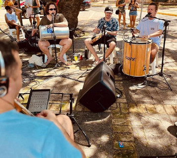 Bloco Acorda o Galo leva carnaval matutino à Morada dos Baís no dia 14 de fevereiro