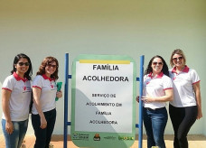 Equipe do programa Família Acolhedora de Dourados, na sede de projeto similar em Cascavel, no Paraná