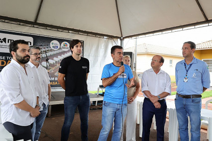 Durante entrega de moradias, prefeito destaca “parcerias que realizam sonhos”