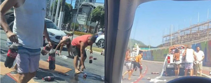 Solidariedade na estrada: desconhecidos ajudam a recolher carga de refrigerantes