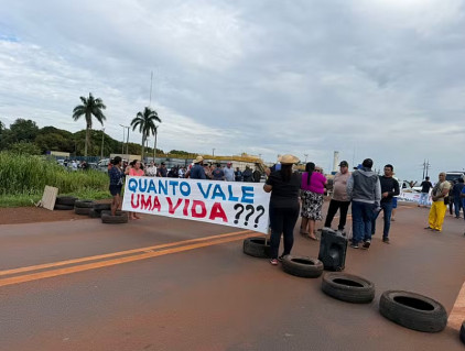 Manifestação interdita trecho da BR-163 e provoca congestionamento em Dourados