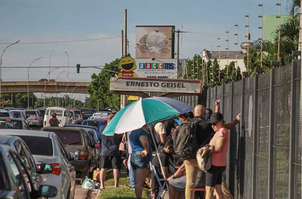 Celulares com preço baixo fazem clientes dormirem na fila em bazar