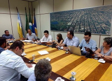 Secretário de Saúde Renato Vidigal reunido com 16 dos 19 vereadores de Dourados, na manhã de quinta-feira