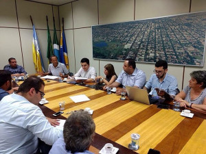 Secretário de Saúde Renato Vidigal reunido com 16 dos 19 vereadores de Dourados, na manhã de quinta-feira​