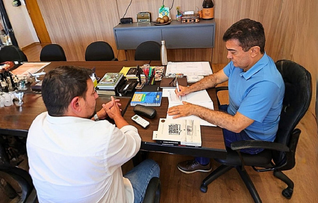 Prefeito Marçal Filho reunido com o secretário municipal de Saúde, Márcio Figueiredo, para assinatura do decreto de emergência na saúde pública em Dourados – Foto: A. Frota
