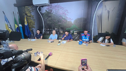 Autoridades reuniram a imprensa para pedir apoio na conscientização da população a eliminar criadouros do mosquito Aedes aegypti – Foto: Assecom