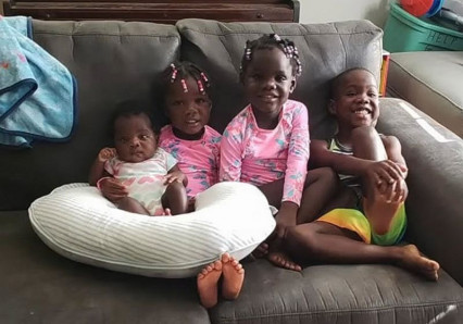 Mãe solo adota três irmãs para não separar a família