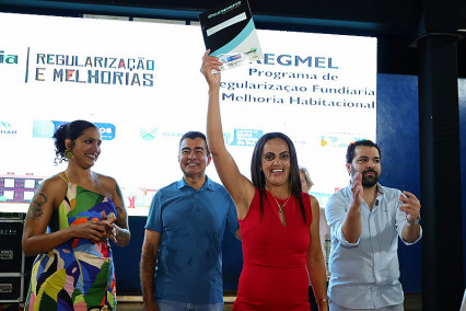 Moradia garantida: Prefeitura entrega títulos e lança projeto de reforma habitacional