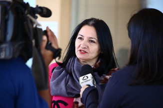 A secretária de Educação, Denize Portollann de Moura Martins em entrevista para emissora de televisão na segunda-feira