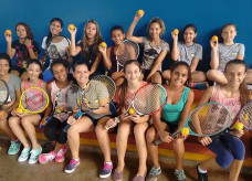 Escola de tênis de quadra atende, gratuitamente,  40 alunos e é ministrada pelo professor Ariomar Soares Silva
