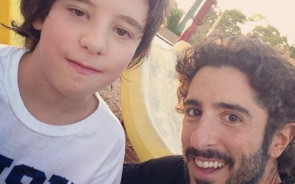 Marcos Mion viaja com  família e explica a ausência de Romeo