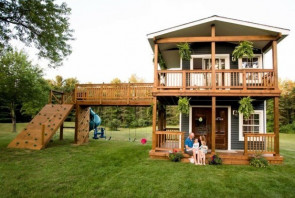 Casa de madeira: Pai constrói casa para suas filhas brincarem de  "casinha"